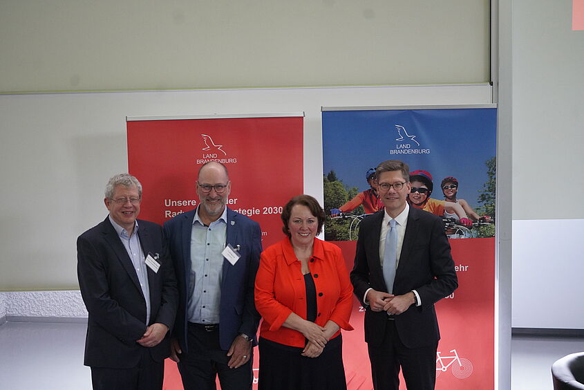 Landearadverkehrskonferenz Prof. Klaus-Martin Melzer (VP Forschung und Transfer TH Wildau), Frank Nerlich (Bürgermeister Stadt Wildau), Dr. Ina Bartmann (Staatssekretärin MIL Brandenburg), Christian Hirte (MdB und Staatssekretär im Bundesverkehsministerium) auf der Landesradverkehrskonferenz an der TH Wildau