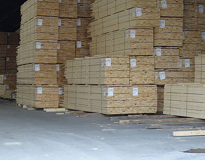 Lagerhalle mit Sägeholzprodukte 