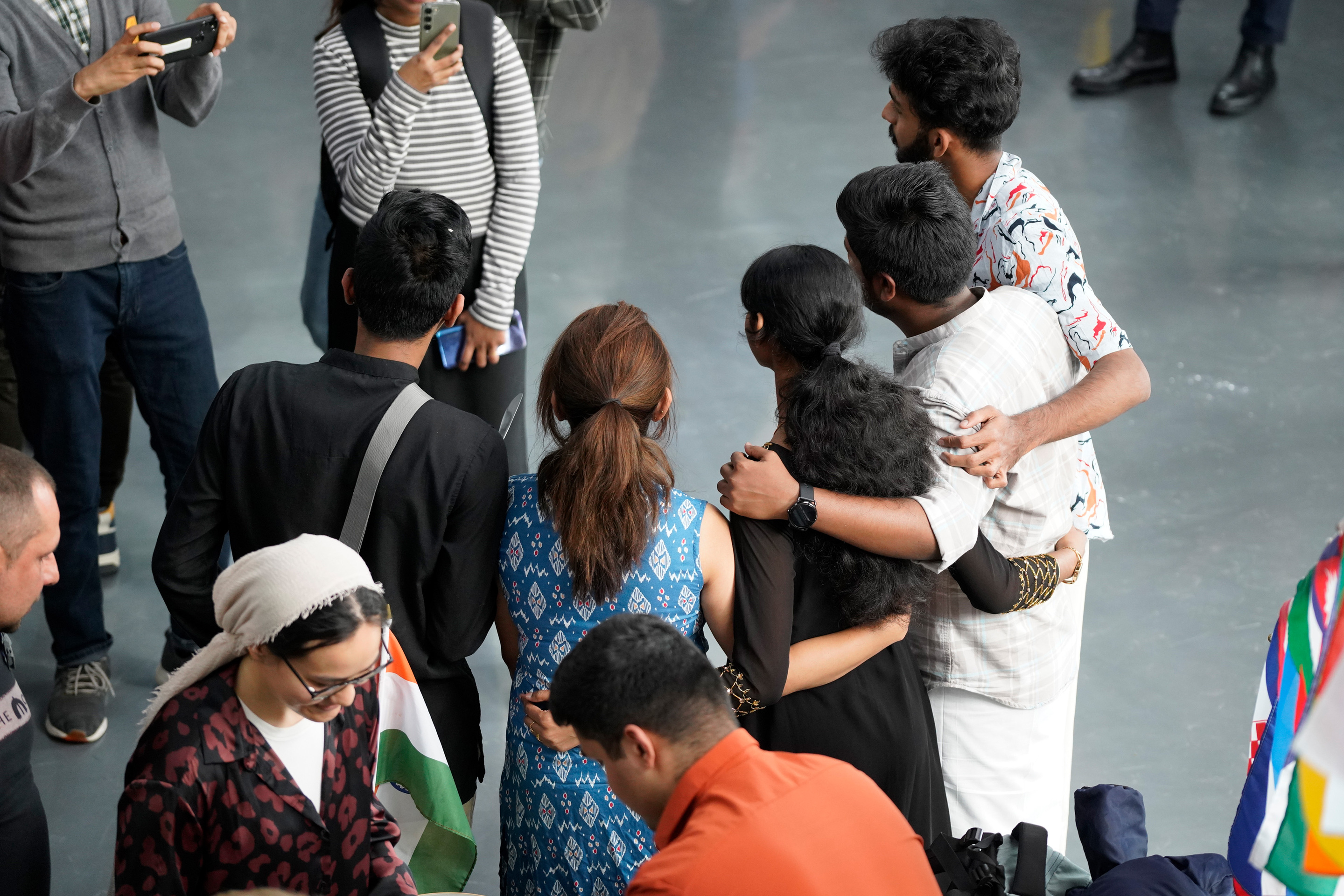 Internationaler Nachmittag Teilnehmende des Internationalen Nachmittags stehen sich umarmend in einem Halbkreis nebeneinander