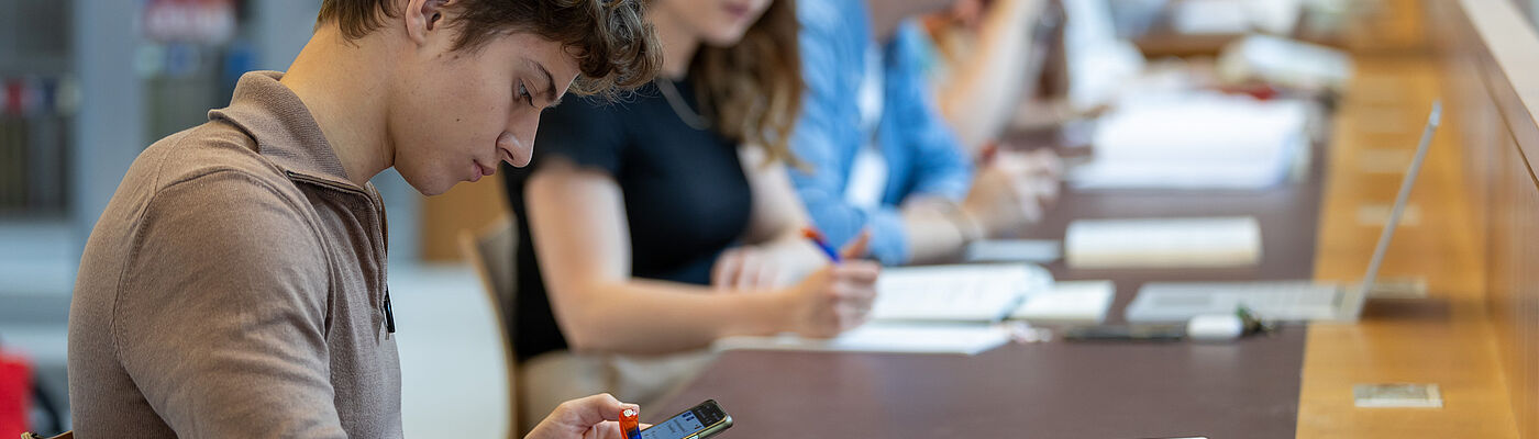 Studierende beim Arbeiten in der Bibliothek