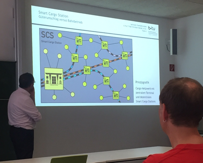 Prof. Thiel präsentiert "Smart Cargo Station"