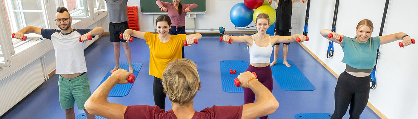 © Uwe Völkner Studierende beim Hanteltraining im Sportraum der TH Wildau