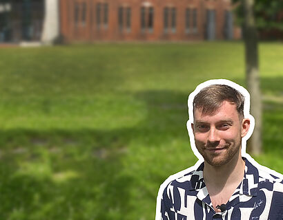 Collage aus einem Campusbild mit grüner Wiese und einem jungen Mann in schwarz-weißem Hemd im Vordergrund