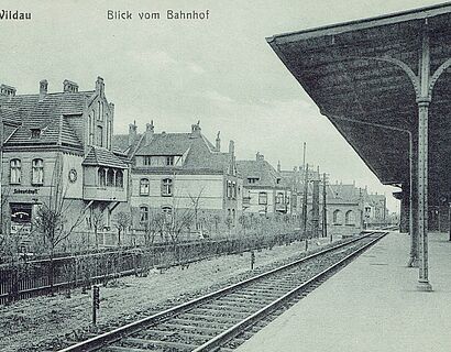 Bahnhof Wildau Schwarz-weiß Bild des Wildauer Bahnhofs und umliegender Gebäude