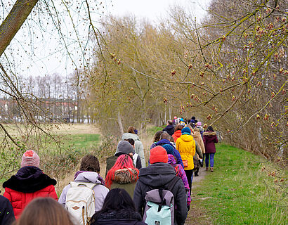 Wandernde auf dem Weg entlang der Dahme