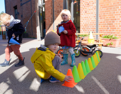 Kinder spielen im Innenhof einer Kita