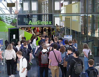 Studierende im Foyer von Halle 17 der TH Wildau