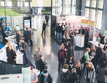 Besucherinnen und Besucher im Foyer von Halle 17 bei der THCONNECT