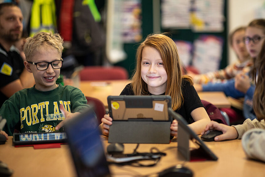 Programmierung ist kinderleicht und lässt sich spielerisch erlernen. Kinder beim Workshop.