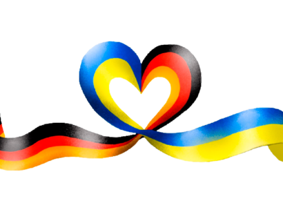 Schleife in Form von Herz mit ukrainischer und deutscher Flagge