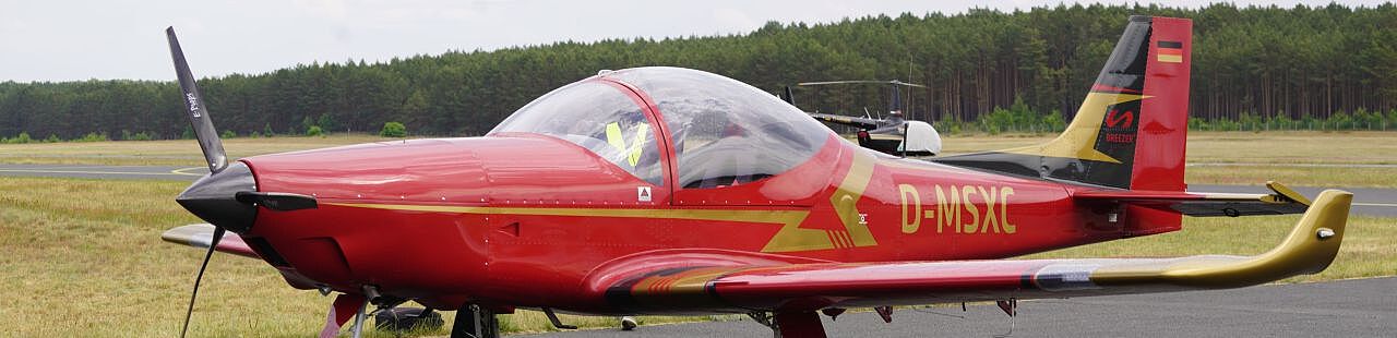 Rotes Flugzeug auf dem Rollfeld