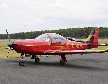 Rotes Flugzeug auf dem Rollfeld