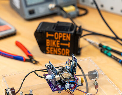 Open Bike Sensors zur Abstandsmessung auf einer Werkbank mit Werkzeug im Hintergrund