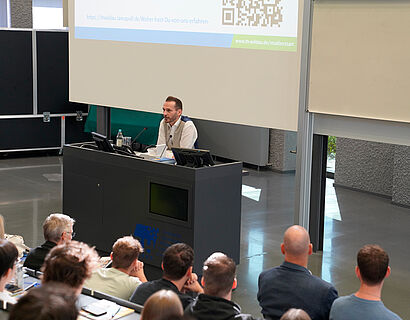 Prof. Stefan Kubica bei der Begrüßung der Erstsemester-Studierenden im Audimax der TH Wildau