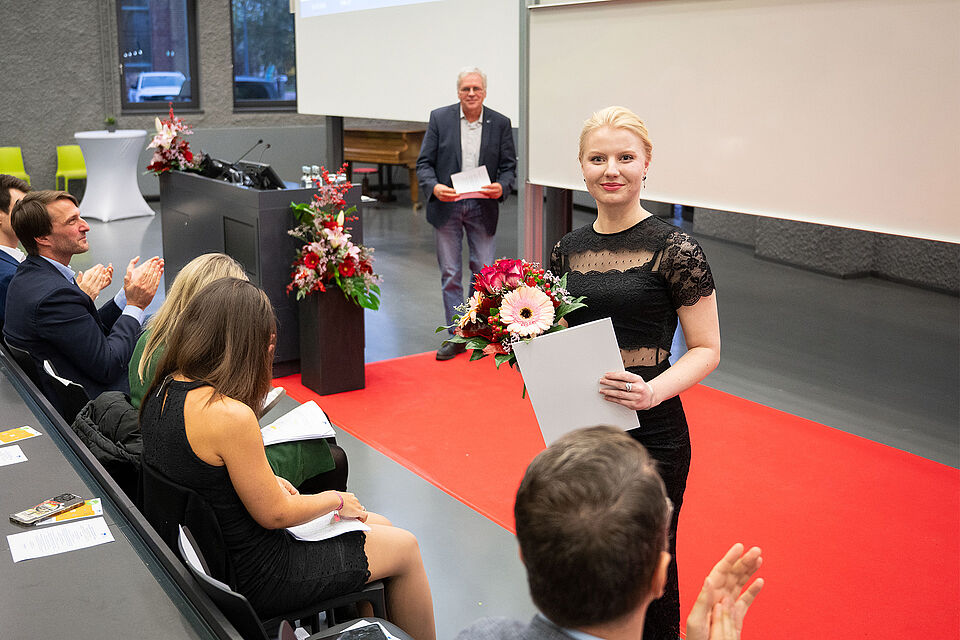 Vira Stennikova mit ihrer Auszeichnung im Audimax der TH Wildau