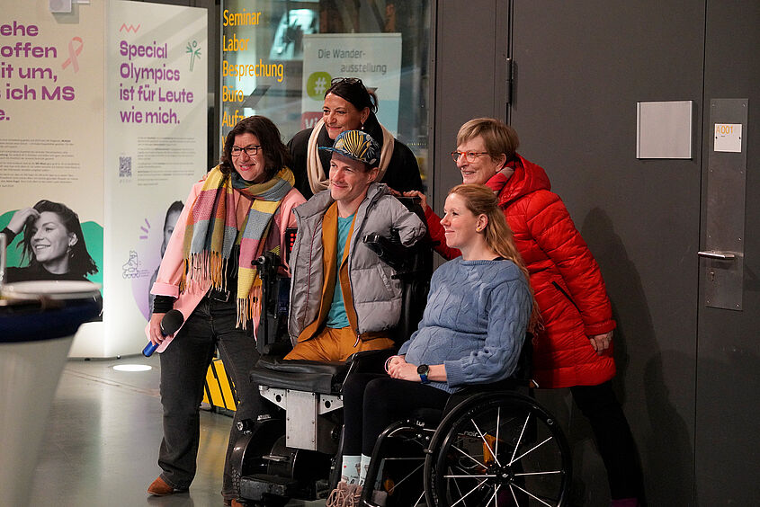 Susanne Trotzki, Moderatorin bei radioSKW; Susanne Voltmer, Leiterin des Karrierezentrums; Janis McDavid, Inklusionsbotschafter; Verena Schott, Paralympische Schwimmerin, und Prof. Ulrike Tippe, Präsidentin der TH Wildau  (v. l. n. r.) bei der Finissage der Ausstellung „Weil Vielfalt fetzt“ auf dem Campus der TH Wildau.