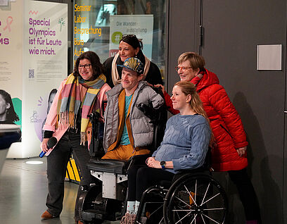 Susanne Trotzki, Moderatorin bei radioSKW; Susanne Voltmer, Leiterin des Karrierezentrums; Janis McDavid, Inklusionsbotschafter; Verena Schott, Paralympische Schwimmerin, und Prof. Ulrike Tippe, Präsidentin der TH Wildau  (v. l. n. r.) bei der Finissage der Ausstellung „Weil Vielfalt fetzt“ auf dem Campus der TH Wildau.