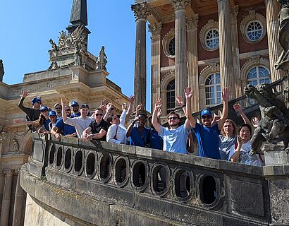 Gruppenfoto vor einem historischen Gebäude in Potsdam 