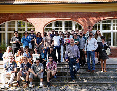  SMSA 2024 Gruppenfoto vor dem Rathaus Wildau mit Teilnehmenden und dem Bürgermeister Frank Nerlich