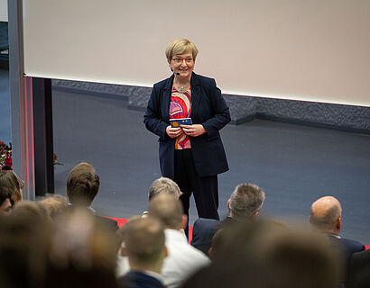 TH-Wildau-Präsidentin Prof. Ulrike Tippe spricht zum Auditorium im Audimax 