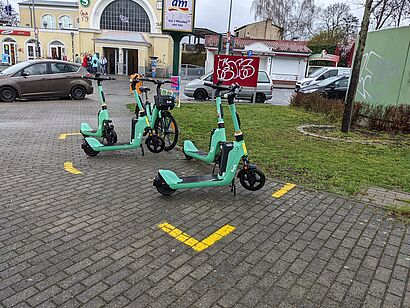 Fahrzeuge in Station geparkt