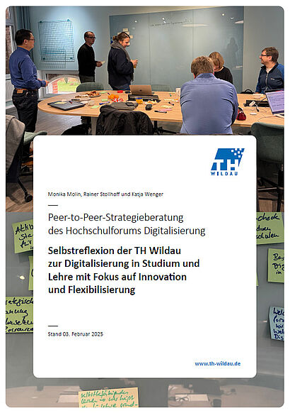 Bild eines Workshops mit Personen im Hintergrund und einer weißen Textbox mit TH-Wildau-Logo und Aufschrift "Selbstreflexion der TH Wildau zur Digitalisierung in Studium und Lehre"