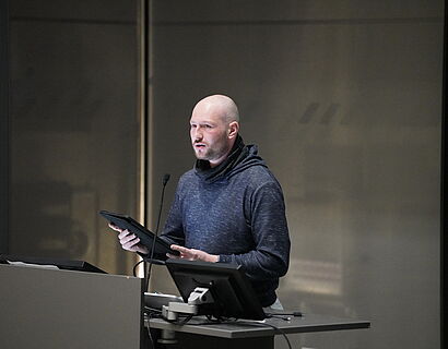 Johannes Keim trägt bei der Vernissage der Ausstellung "Weil Vielfalt fetzt" einen poetischen Beitrag vor.