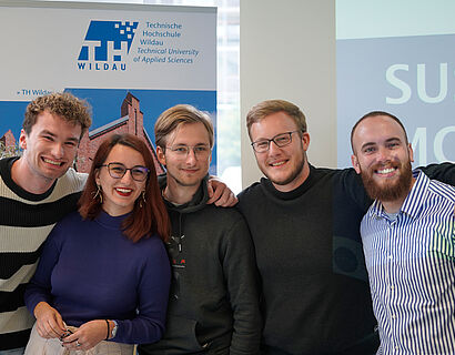 Gruppenfoto von vier Männern und einer Frau vor einem TH-Wildau-Rollup