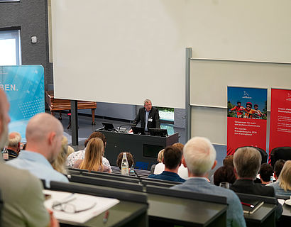 Prof. Klaus-Martin Melzer im Audimax der TH Wildau bei der Landesradverkehrskonferenz 2023