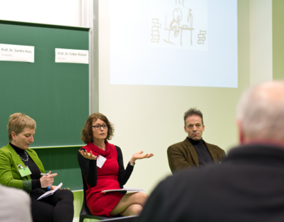 Interaktive Podiumsdiskussion - Fachtagung Erfolgsfaktoren im Selbststudium, Wildau 2016, Gruppe bestehend aus drei Professoren (u.a. Frau Prof. Haas) und zwei Studierenden, weitere Zuhöhrer sitzen im Saal und sind von hinten zu sehen