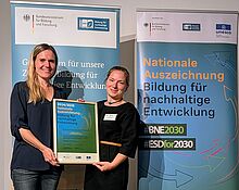 Am 1. Oktober 2024 verliehen das BMBF und die Deutsche UNESCO-Kommission die „Nationale Auszeichnung – Bildung für nachhaltige Entwicklung“ an das ViNN:Lab der TH Wildau. Im Foto: Eva Ismer und Isabel Zemisch in Bremerhaven mit der Auszeichnung in der Hand