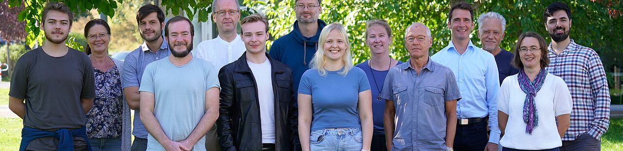 Gruppenbild der Mitarbeiter der Arbeitsgruppe Photonik  und optische Technologien