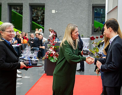 Professorin gratuliert einem Absolventen bei der feierlichen Verabschiedung 2024