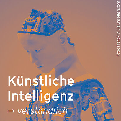 Roboter mit menschlichem Gesicht mit Schriftzug: Künstliche Intelligenz Pfeil Verständlich