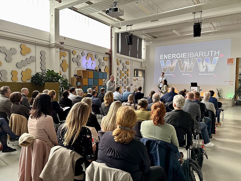 das Foto zeigt einen Redebeitrag und interessierte Zuhörer beim Innovationstag Teltow-Fläming im Gewerbehof Luckenwalde