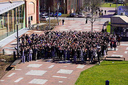 Rund 350 Personen bei einem Gruppenbild auf dem Campus der TH Wildau im Rahmen der Internationalen Wochen gegen Rassismus