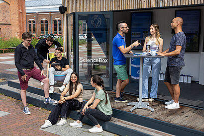 Studierende vor der ScienceBox auf dem Campus der TH Wildau