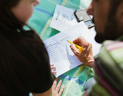 zwei Menschen lernen zusammen Deutsch