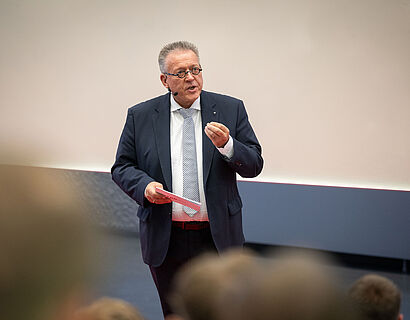 Michael Halberstadt, Geschäftsführer Personal des Flughafens Berlin-Brandenburg bei einer Ansprache im Audimax