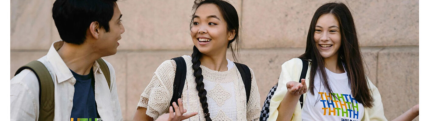 © TH Wildau Screenshot einer Startseite des Online-Shops, auf dem Personen mit TH-Wildau-Shirts sich im Laufen unterhalten