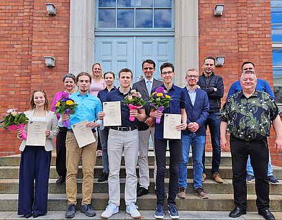 Titel und Teaserbild Vorlage Studierende, Lehrende und VAB-Vertreter vor Haus 13 der TH Wildau