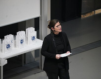 Susanne Trotzki moderiert die Vernissage der Ausstellung "Weil Vielfalt fetzt".