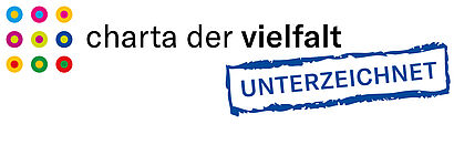 Bunte Punkte neben dem schwarzen Schriftzug "Charta der Vielfalt" und dem Wort "unterzeichnet" in Stempel-Anmutung