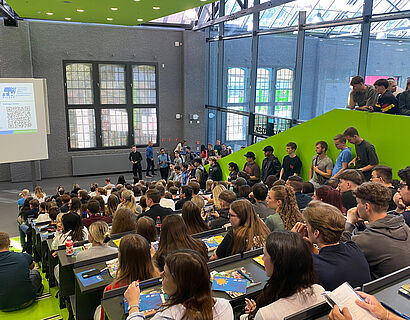 Studierende in einem Hörsaal der TH Wildau von hinten fotografiert