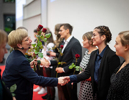 Prof. Ulrike Tippe gratuliert einer Absolventin