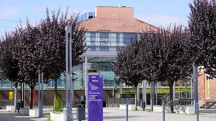 Blick auf den Wildauer S-Bahnhof mit der Hochschulbibliothek der TH Wildau im Hintergrund