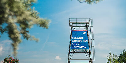 Wasserturm an der TH Wildau mit Willkommens-Banner