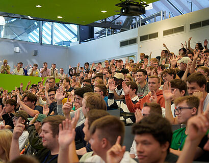 Studierende in einem Hörsaal der TH Wildau heben die Hand