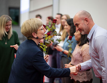 Prof. Ulrike Tippe gratuliert einem Absolventen