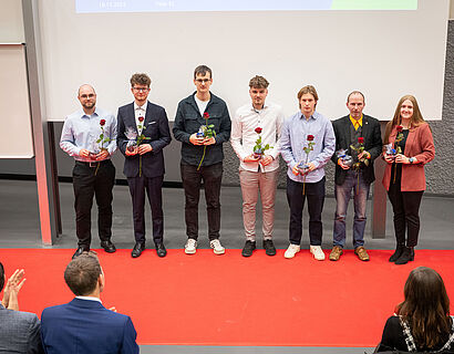 Absolvent*innen bei der feierlichen Verabschiedung bei einem Gruppenfoto